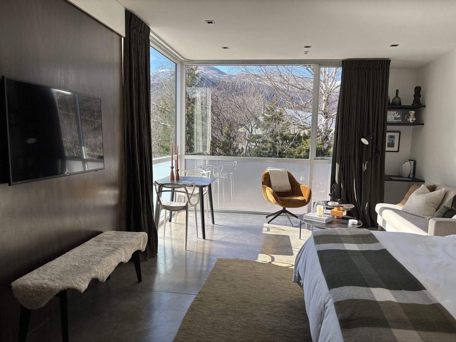 The Arrow — Living area with mountain view